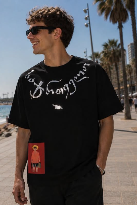 Camiseta negra con palmeras