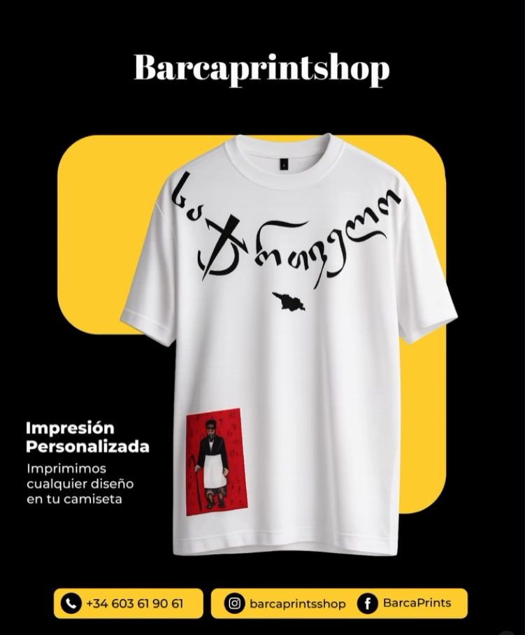 Camiseta blanca en exhibición con banner de fondo negro
