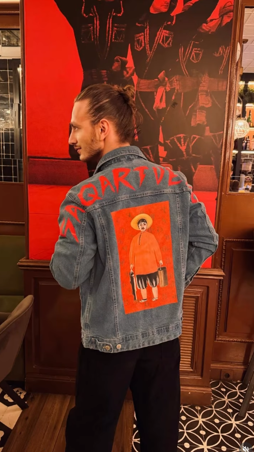 Chaqueta vaquera personalizada con arte rojo intenso
